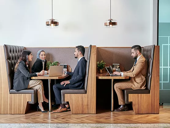 Servcorp Abu Ouf Plaza in Madinah features elegant booth seating, providing clients with a quiet, professional space for meetings and individual work.