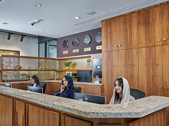 The reception at Servcorp Abu Ouf Plaza in Madinah offers a warm welcome, with a dedicated team providing professional support in a refined, wood-accented environment.